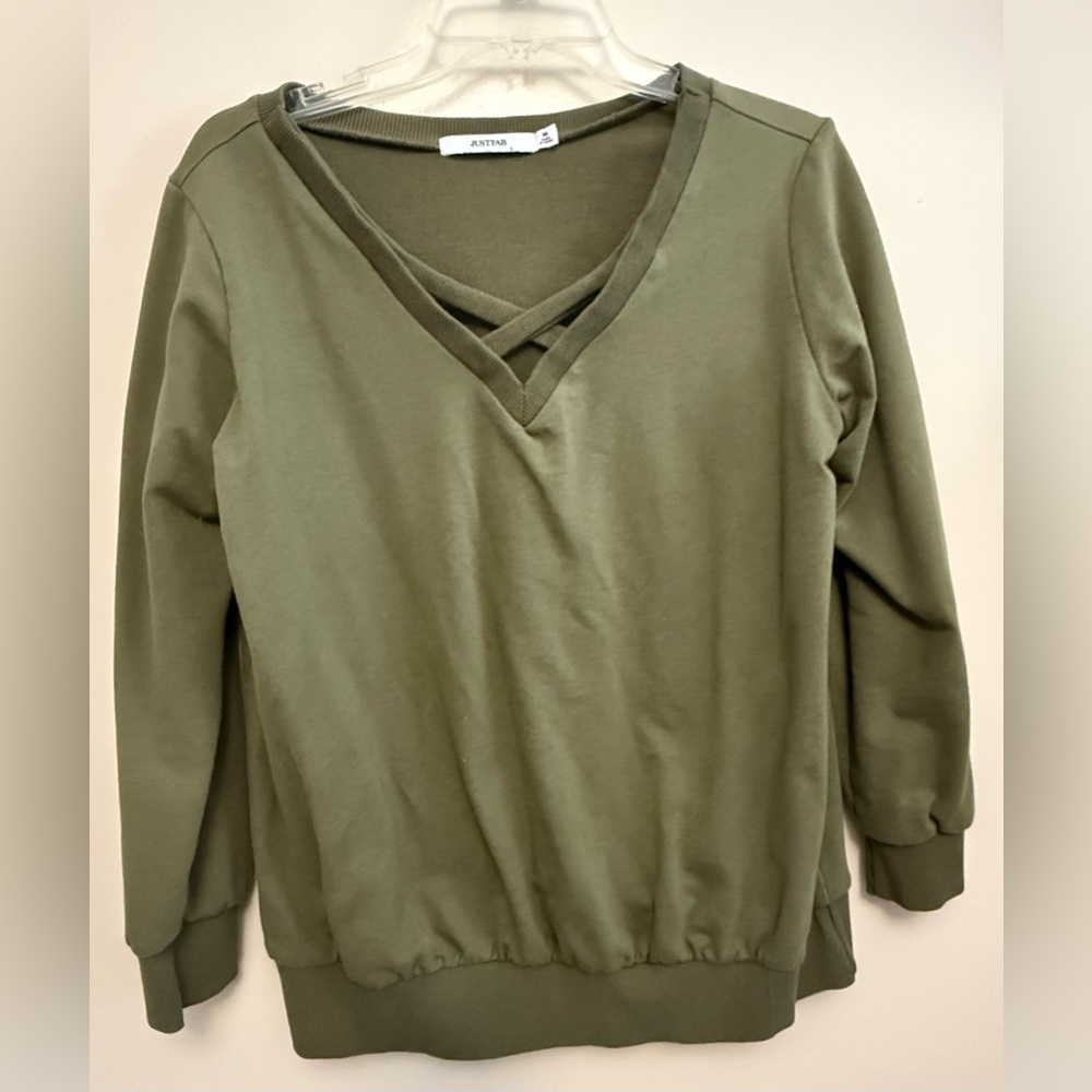 Women’s JustFab green sweater. Size medium. Great condition